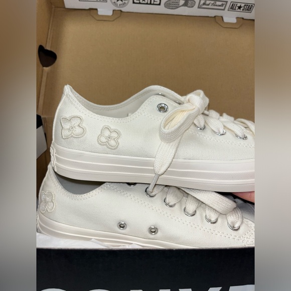 Adorable Flower low top Converse 🌸 🤍 Brand new with box!!🤍🤍 - Picture 1 of 8